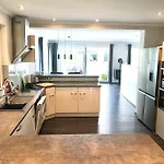 Berlin Bound Retreat 3 Bedrooms 텔토브