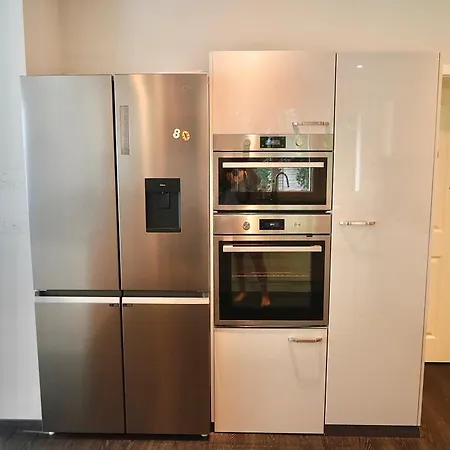 Berlin Bound Retreat 3 Bedrooms *